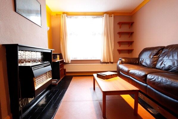Lobby sitting area - 1 Bedroom Apartment (Barking)