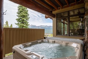Outdoor spa tub - Big Sky Vacation Rentals: Cowboy Suite 1B (Big Sky)