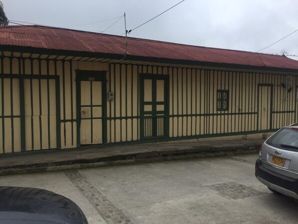 Fachada de la propiedad