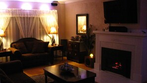 TV, fireplace, DVD player, books - Luxury, Full Service Bed and Breakfast - you are the only guest in our home! (Roseburg)