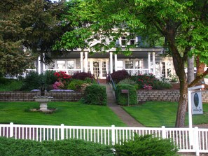 Exterior - Luxury, Full Service Bed and Breakfast - you are the only guest in our home! (Roseburg)