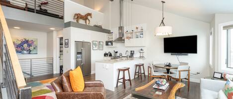 智能電視、DVD 播放機、音樂庫、音響