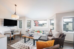 Smart-tv, dvd-spelare, ett musikbibliotek och en stereo