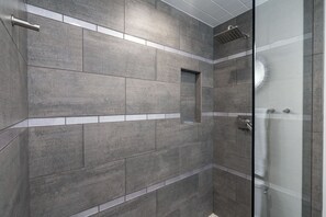 Secador de cabelo, toalhas de banho, sabonete, shampoo