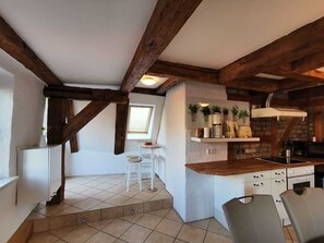 Réfrigérateur, four, lave-vaisselle, cafetière/bouilloire