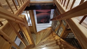 Eine Holztreppe mit Blick auf einen Raum darunter.