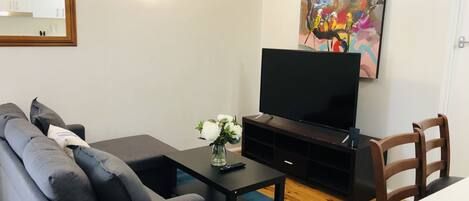 Comfort-Apartment | Wohnbereich | Smart-TV, Netflix, Streaming-Dienste