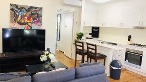 Un apartamento moderno con sala de estar, cocina y comedor.