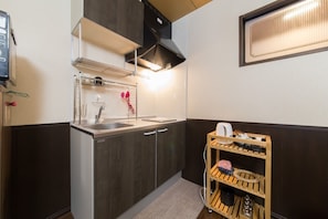 冷蔵庫、電子レンジ、コンロ、調理器具と食器