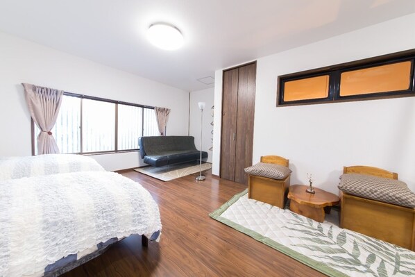 1 室のベッドルーム、デスク、WiFi (無料)、ベッドシーツ