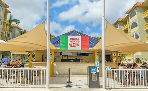 Un restaurante Papa John's con techo de baldosas y un cartel.