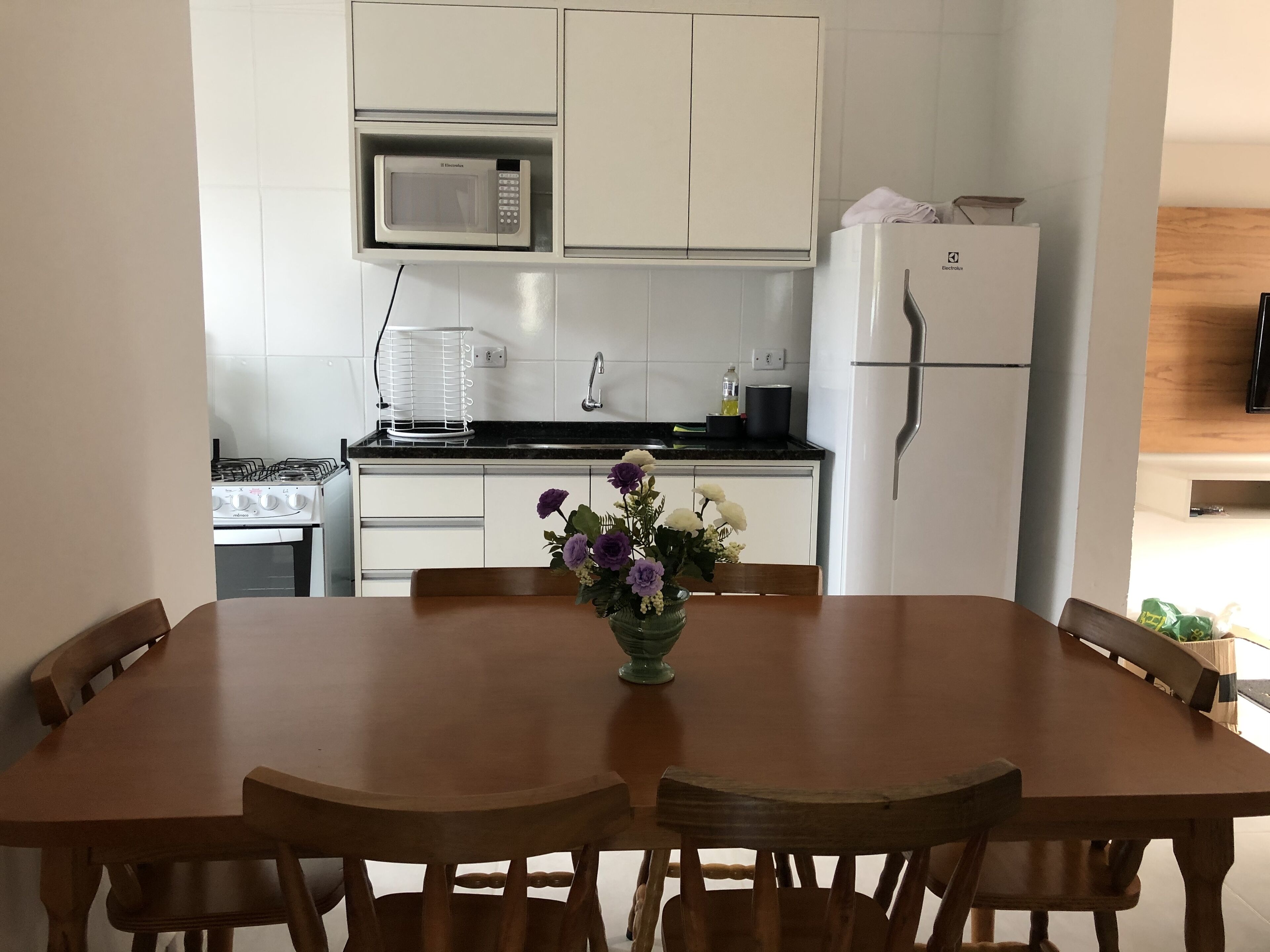 Ap 203 Excellent, New, Walking access to Maranduba Beach. 