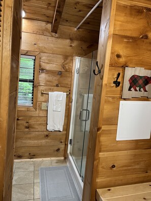 Combined shower/bathtub, hair dryer, towels - Cabin with game room, Wifi and pet friendly (Sevierville)