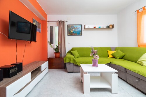 Olive's Garden House - Three Bedroom Holiday Home with Terrace and Sea View