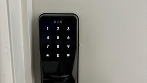 Cerradura electrónica moderna con teclado numérico y botón pulsador.