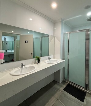 Shower, towels, soap, toilet paper - St Kilda Accommodation - Hostel (St Kilda)