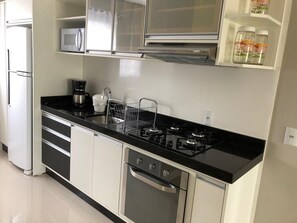Fridge, microwave, oven, stovetop - COSTA AZUL APARTMENT - BEST LOCATION (Canto Grande)