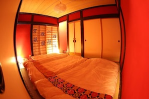 Pop Culture House | 4 bedrooms, hypo-allergenic bedding, individually decorated, desk