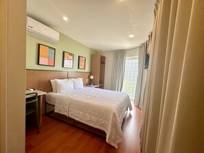 Chambre Confort, 1 grand lit | Literie de qualité, couette en duvet, décor unique, ameublement unique