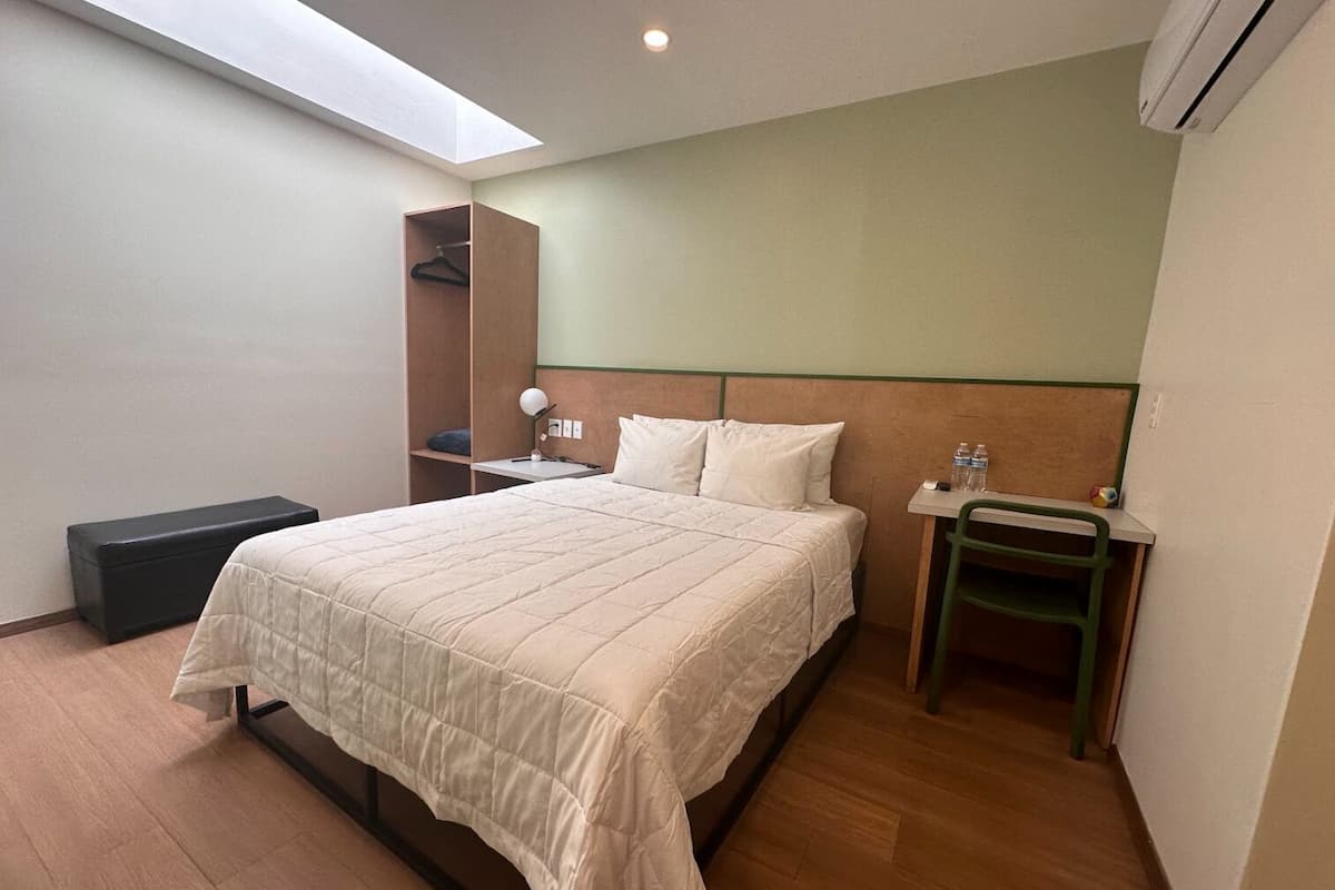 Habitación urbana, 1 cama Queen size | 1 habitación, ropa de cama de alta calidad y edredón