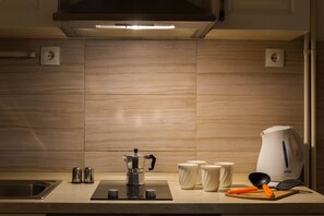 Fridge, oven, stovetop, coffee/tea maker