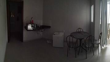 Refrigerador, microondas, utensilios de cocina