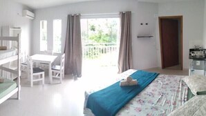 A room with bunk beds, a desk, and a bed with a blue blanket. - Bela Catarina - Penha - Beto Carrero (Penha)