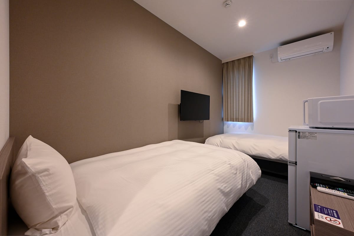 Habitación estándar con 2 camas individuales (check-in is not available after 11:00) | Escritorio, wifi gratis y ropa de cama