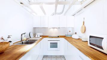 Geladeira, micro-ondas, fogão, cooktop