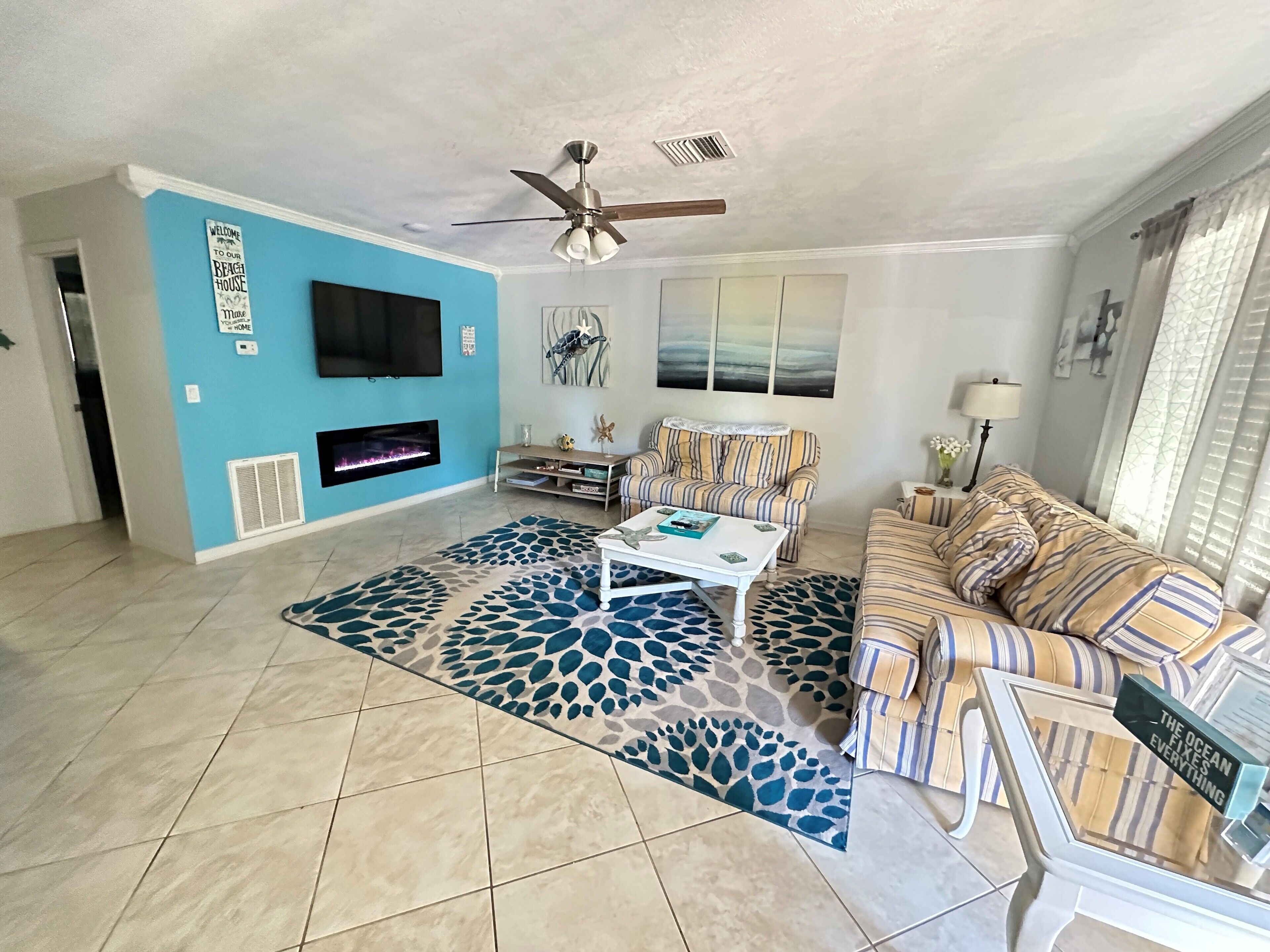 Een smart-tv, een open haard en een dvd-speler