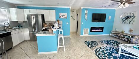 冷蔵庫、電子レンジ、オーブン、コンロ