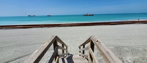 Plage à proximité, chaises longues, serviettes de plage