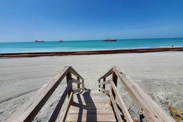 Platja a a prop, gandules de platja i tovalloles de platja