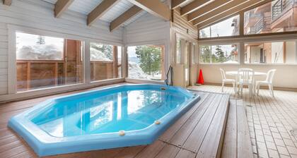 Kodikas hiihtostudio, josta on valtavat näkymät! Puutakka, porealtaat, uima-allas. DD402E