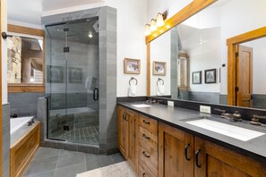 Combined shower/bathtub, hair dryer, towels, shampoo