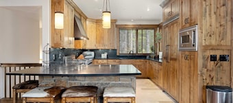 Amazing 4BR Executive Home with hot tub, Ski In / Walk Out LR884