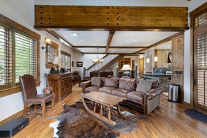 Smart TV, chimenea y reproductor de DVD 