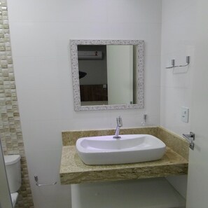 Chuveiro, toalhas de banho, papel higiênico 