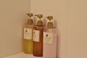 Room (301) | Bathroom amenities | Combined shower/bathtub, hair dryer, slippers, electronic bidet - Ohma Hotel Nihonbashi 3 (Osaka)