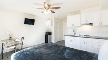 Studio – premium | Individuelt innredet, skrivebord og skrivebord for bærbar PC