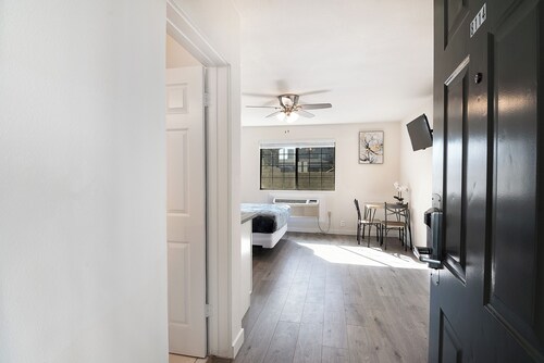 LA Royal Viking Apartments