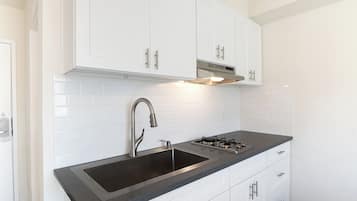 Premium studio | Privékeuken | Een koelkast, een magnetron, een kookplaat, een vriezer