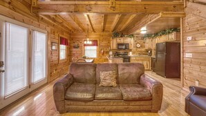 42-inch TV with cable channels, fireplace - Amazing Grace #264 (Sevierville)