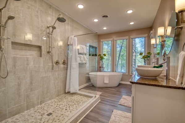 Cabaña, varias camas, hidromasaje | Baño | Toallas 