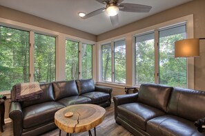 42-inch TV with cable channels, fireplace - Gatlinburg - Barbara's Song #4125 (Gatlinburg)