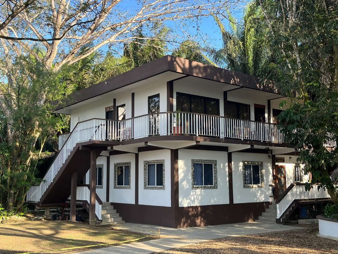 خزنة داخل الغرفة وبديكورات فريدة لكل غرفة وطراز فريد لكل وحدة ومكتب