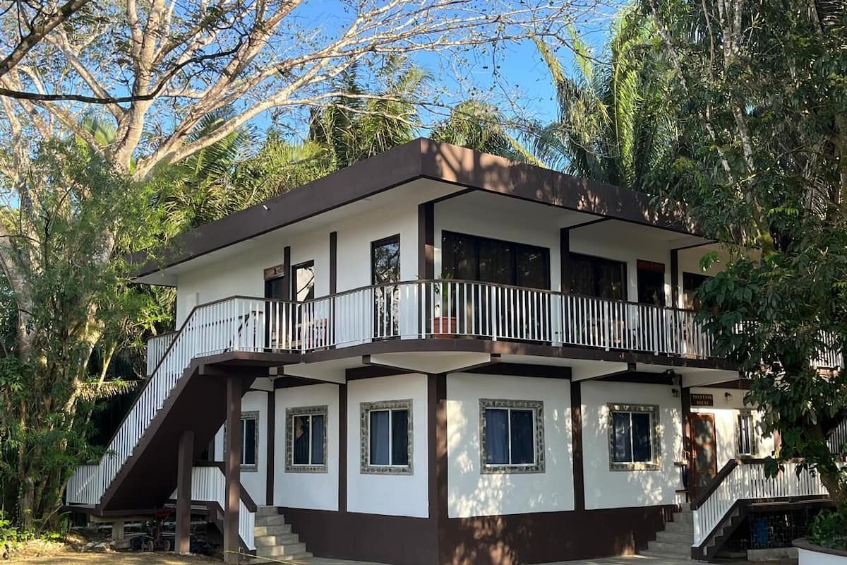 خزنة داخل الغرفة وبديكورات فريدة لكل غرفة وطراز فريد لكل وحدة ومكتب