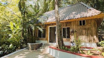 Honeymoon Cabana | Tallelokero huoneessa, yksilöllisesti sisustettu