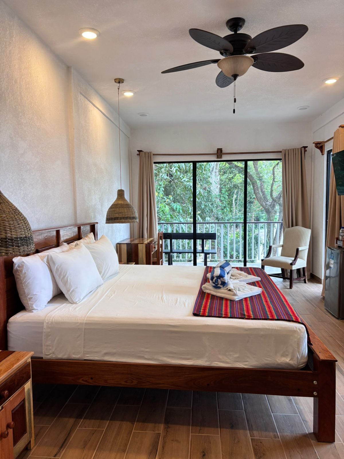 خزنة داخل الغرفة وبديكورات فريدة لكل غرفة وطراز فريد لكل وحدة ومكتب