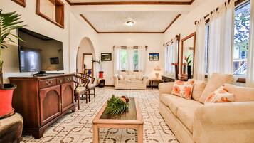 Nhà dành cho gia đình | Khu phòng khách | TV màn hình phẳng